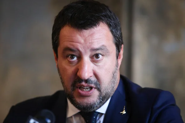 Bucharest, Romanya - 23 Ekim 2018: Matteo Salvini, İtalya'nın Başbakan Yardımcısı ve İçişleri Bakanı Bükreş İtalyan Büyükelçiliği basın tutar
