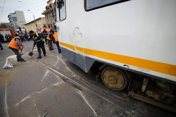 Bucharest Rumania Octubre 2018 Gente Intenta Despejar Lugar Tranvía Descarrilado — Foto de Stock