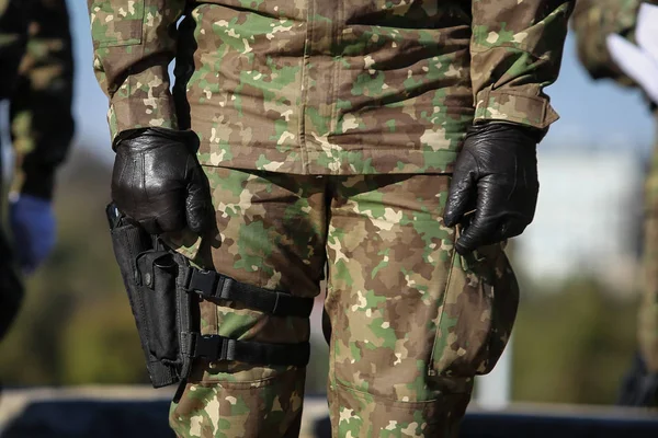 Dettagli Con Uniformi Guanti Pistola Dei Soldati Fila — Foto Stock