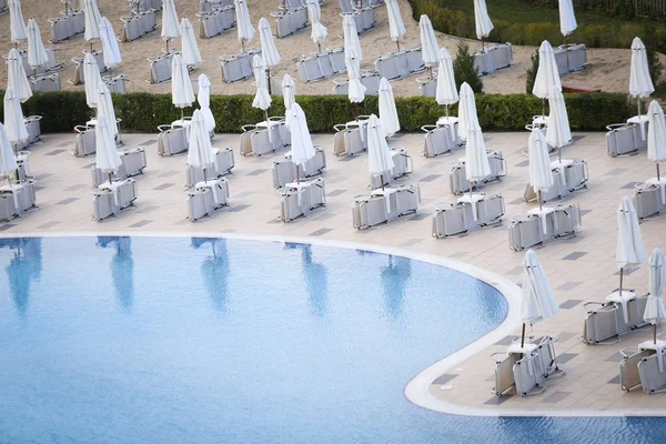 Guarda Sóis Fechados Cadeiras Jardim Torno Uma Piscina Hotel Época — Fotografia de Stock