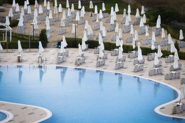 Güneş Şemsiyesi Çim Sandalye Etrafında Bir Otel Havuzunda Kapalı Sezon — Stok fotoğraf