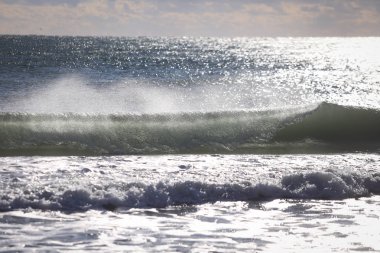 Bulgaristan kıyı şeridinde Karadeniz suları, güneşli bir geç sonbahar günü