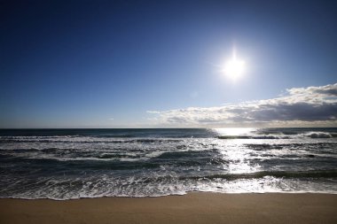 Bulgaristan kıyı şeridinde Karadeniz suları, güneşli bir geç sonbahar günü