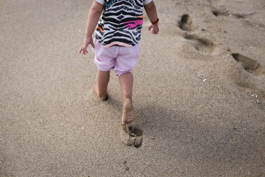 Karadeniz sahil şeridinde sahilde yürüyen çocuk