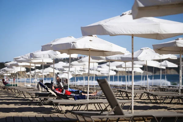 Çim Sandalyelerde Şemsiye Altında Turistler Son Sıcak Günzevk Geç Sonbaharda — Stok fotoğraf