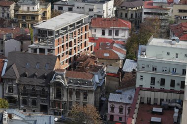 Bükreş'te eski bir binanın yakınındaki şantiye, yukarıdan görülüyor