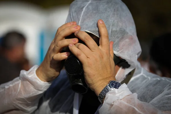 Dyrlæge Iført Beskyttelsesdragt Sætter Gasmaske - Stock-foto