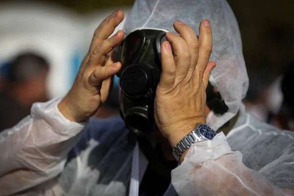 Médico Veterano Usando Traje Protector Pone Una Máscara Gas — Foto de Stock