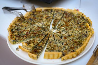 Quiche Lorraine ıspanak ile yakın çekim