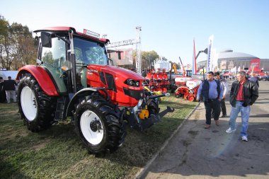 BUCHAREST, ROMANIA - 31 Ekim 2018: Romen IRUM şirketi Tagro traktör logosu. Bu, Romanya 'nın yıllardır inşa ettiği ilk traktör..