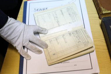 BÜKREŞ, ROMANIA - 31 Ekim 2018: Romanya Kralı Michael 'ın not defterinin ayrıntıları, Romanya Ulusal Arşiv Karargahı' na yatırıldı