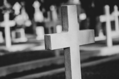 1. Dünya Savaşı askeri mezarlığında siyah beyaz mermer haç.