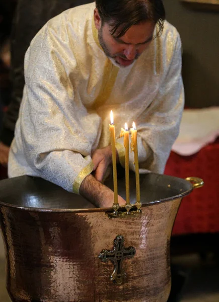ブカレスト ルーマニア 2018 ルーマニア キリスト教正教会司祭の教会での洗礼式を勤める — ストック写真
