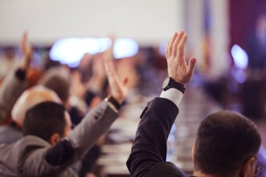 Ellerini yükselterek Romen milletvekillerinin oy