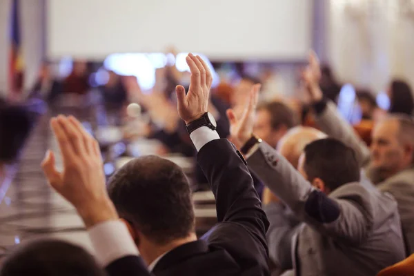 Ellerini yükselterek Romen milletvekillerinin oy