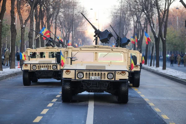 ブカレスト ルーマニア 2018 ハンビー ルーマニア ナショナルデーの軍事パレードでルーマニアの軍隊から軍用車両 — ストック写真