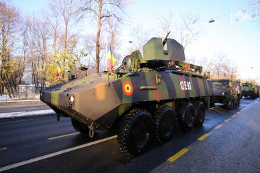 Bucharest, Romanya - 1 Aralık 2018: Mowag Piranha zırhlı askeri araçta Romanya Milli günü askeri geçit töreni