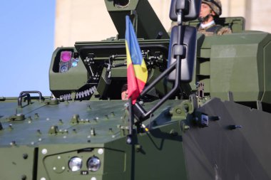 Bucharest, Romanya - 1 Aralık 2018: Sürücü bir Piranha V Pc 8 x 8 zırhlı aracın, Romanya Milli günü askeri geçit töreni