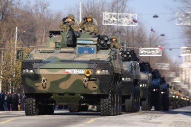 Bucharest, Romanya - 1 Aralık 2018: Sürücü bir Piranha V Pc 8 x 8 zırhlı aracın, Romanya Milli günü askeri geçit töreni