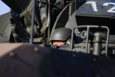 Bucharest, Romanya - 1 Aralık 2018: Bir Tr 85 M1 Bizonul (Bison) zırhlı askeri ağır tank Romanya Milli günü askeri geçit töreni, sürücü 