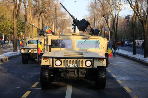 ブカレスト ルーマニア 2018 ハンビー ルーマニア ナショナルデーの軍事パレードでルーマニアの軍隊から軍用車両 — ストック写真