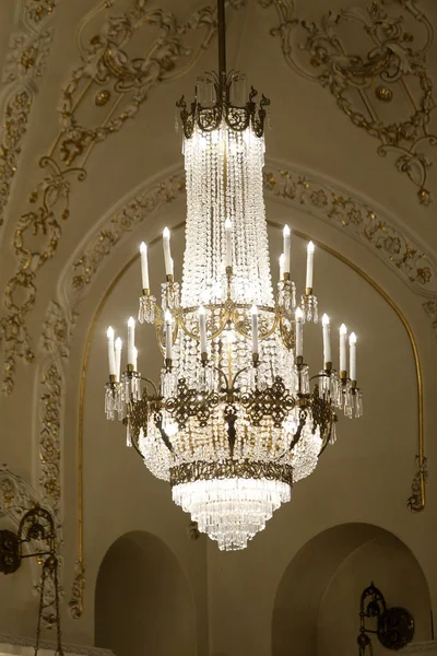 Lustre Dans Une Grande Salle Palais — Photo