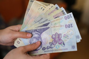 50 ve 100 Romence Lei para banknot sayma genç bir kız elleriyle ayrıntıları