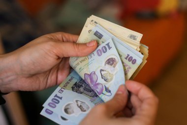 50 ve 100 Romence Lei para banknot sayma genç bir kız elleriyle ayrıntıları