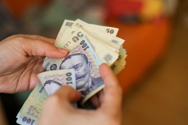 50 ve 100 Romence Lei para banknot sayma genç bir kız elleriyle ayrıntıları