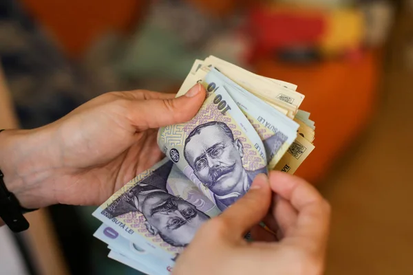 50 ve 100 Romence Lei para banknot sayma genç bir kız elleriyle ayrıntıları