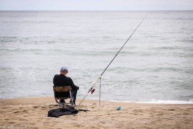 Bir bulutlu geç sonbahar gün boyunca Karadeniz sularda balıkçılık dostum