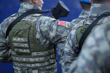 Bucharest, Romanya - 1 Aralık 2018: Türk askerleri, holding Mpt 76 assault tüfekler (7.62x51 mm Nato), katılın Romanya Milli günü askeri geçit töreni