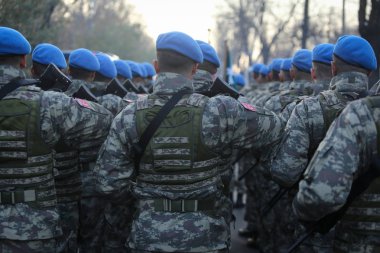 Bucharest, Romanya - 1 Aralık 2018: Türk askerleri, holding Mpt 76 assault tüfekler (7.62x51 mm Nato), katılın Romanya Milli günü askeri geçit töreni