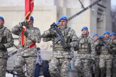 Bucharest, Romanya - 1 Aralık 2018: Türk askerleri, holding Mpt 76 assault tüfekler (7.62x51 mm Nato), katılın Romanya Milli günü askeri geçit töreni