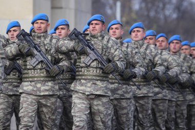 Bucharest, Romanya - 1 Aralık 2018: Türk askerleri, holding Mpt 76 assault tüfekler (7.62x51 mm Nato), katılın Romanya Milli günü askeri geçit töreni