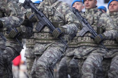 Bucharest, Romanya - 1 Aralık 2018: Türk askerleri, holding Mpt 76 assault tüfekler (7.62x51 mm Nato), katılın Romanya Milli günü askeri geçit töreni