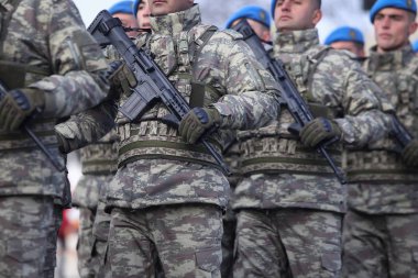Bucharest, Romanya - 1 Aralık 2018: Türk askerleri, holding Mpt 76 assault tüfekler (7.62x51 mm Nato), katılın Romanya Milli günü askeri geçit töreni