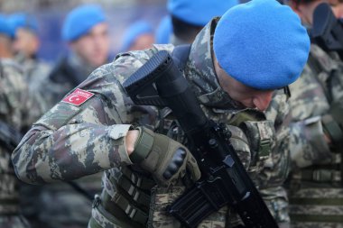 Bucharest, Romanya - 1 Aralık 2018: Türk askerleri, holding Mpt 76 assault tüfekler (7.62x51 mm Nato), katılın Romanya Milli günü askeri geçit töreni