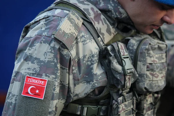 Bucharest, Romanya - 1 Aralık 2018: Türk askerleri, holding Mpt 76 assault tüfekler (7.62x51 mm Nato), katılın Romanya Milli günü askeri geçit töreni