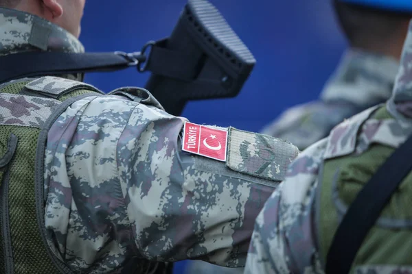 Bucharest, Romanya - 1 Aralık 2018: Türk askerleri, holding Mpt 76 assault tüfekler (7.62x51 mm Nato), katılın Romanya Milli günü askeri geçit töreni