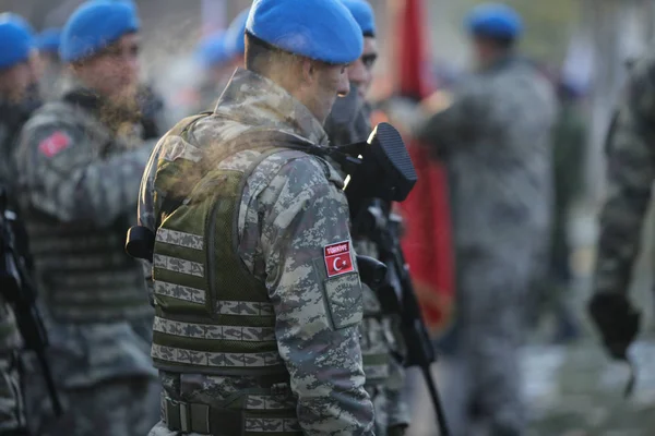 Bucharest, Romanya - 1 Aralık 2018: Türk askerleri, holding Mpt 76 assault tüfekler (7.62x51 mm Nato), katılın Romanya Milli günü askeri geçit töreni