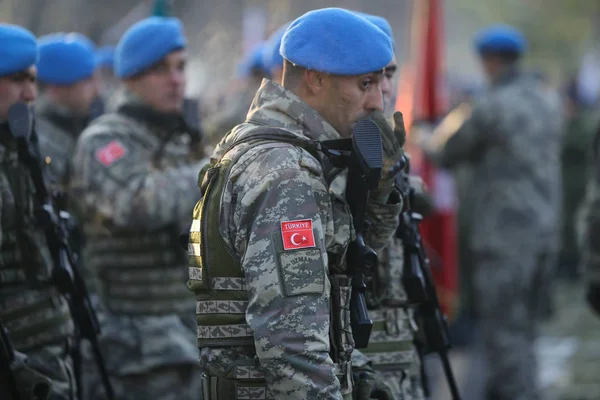 Bucharest, Romanya - 1 Aralık 2018: Türk askerleri, holding Mpt 76 assault tüfekler (7.62x51 mm Nato), katılın Romanya Milli günü askeri geçit töreni
