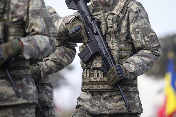 Bucharest Rumania Diciembre 2018 Soldados Turcos Portando Fusiles Asalto Mpt —  Fotos de Stock