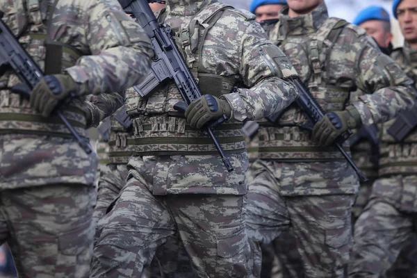 Bucharest, Romanya - 1 Aralık 2018: Türk askerleri, holding Mpt 76 assault tüfekler (7.62x51 mm Nato), katılın Romanya Milli günü askeri geçit töreni