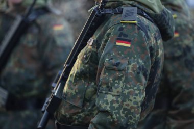 Bucharest, Romanya - 1 Aralık 2018: Detaylarla üniforma ve Romanya Milli günü askeri geçit töreninde katılan Alman askerleri, Heckler ve Koch G36 5.5645 mm Nato saldırı tüfeği ile silahlı bayrağı