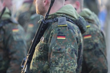 Bucharest, Romanya - 1 Aralık 2018: Detaylarla üniforma ve Romanya Milli günü askeri geçit töreninde katılan Alman askerleri, Heckler ve Koch G36 5.5645 mm Nato saldırı tüfeği ile silahlı bayrağı