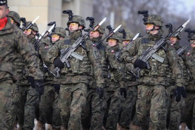 Bucharest, Romanya - 1 Aralık 2018: Lehçe fotoğraf makinelerinde kask ile askerler ve Beryl saldırı tüfeği (holografik görüntüleri, dikey foregrips) Romanya Milli günü askeri geçit töreninde ile silahlı