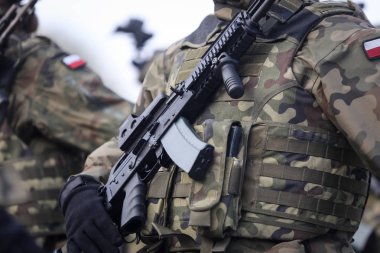 Bucharest, Romanya - 1 Aralık 2018: Lehçe fotoğraf makinelerinde kask ile askerler ve Beryl saldırı tüfeği (holografik görüntüleri, dikey foregrips) Romanya Milli günü askeri geçit töreninde ile silahlı