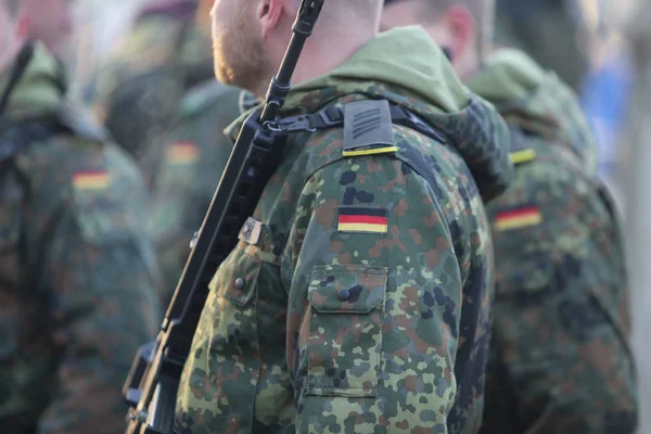 罗马尼亚布加勒斯特 2018年12月1日 德国士兵的制服和旗帜细节 手持赫克勒和科赫 G36 毫米北约突击步枪 参加罗马尼亚国庆阅兵式 — 图库照片