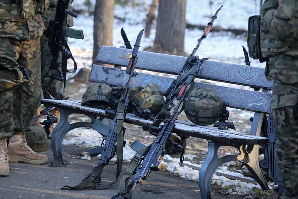 罗马尼亚布加勒斯特 2018年12月1日 Beryl 毫米北约突击步枪 带有全息瞄准 垂直前握和刺刀 与其他军用物体躺在地上 — 图库照片